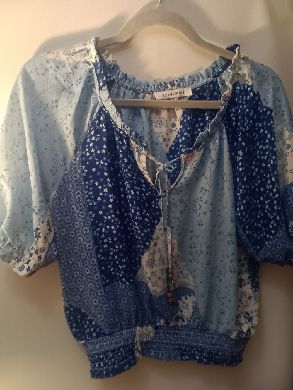 ROSE & OLIVE SUMMER TOP PULL ON TOP SIZE S Blues and WHITE.